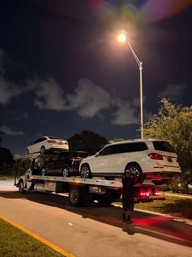 Transporte de autos por la noche